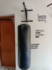 sacco da boxe con supporto a muro
