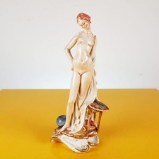 Elegante statuina in