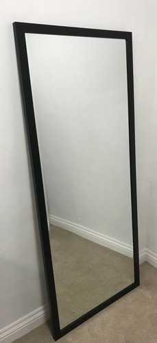 Grande specchio nero moderno