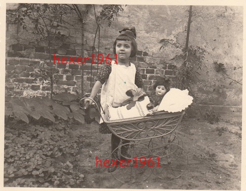 Foto bambina con carrozzina