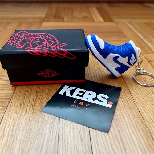 Mini sneakers keychain - 3d,