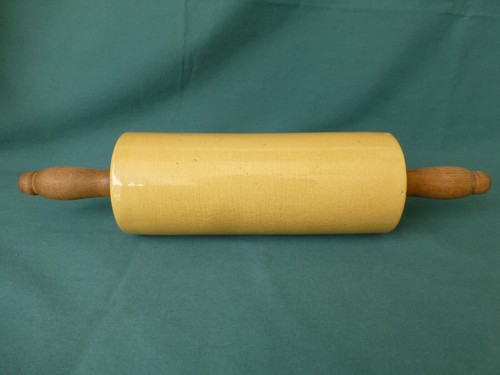 Antico mattarello giallo