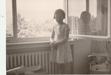 B5 - Foto Photo Fotografia Anni 60 - Bambina Riflesso Finestra Bambole