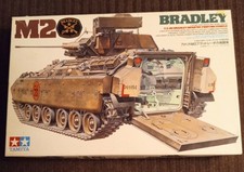 Tamiya 1/35 US M2 Bradley kit veicolo da combattimento fanteria 35132 nuovo con scatola prima 1985