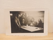 Ritratto di uomini e prete intorno a tavolo con carte da poker Italia anni '40