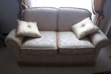 Divano in tessuto damascato beige