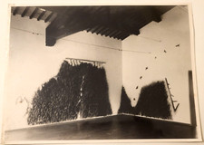 FOTO B/N   GOTTARDO ORTELLI  " MAGNITUDO " INSTALLAZIONE CASA MACCHIAVELLI 1985