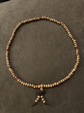 Collana di perle in legno