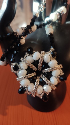 Collana con grande rosone