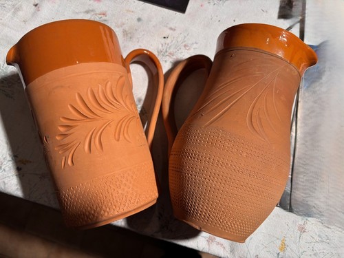 Due caraffe terracotta - in,