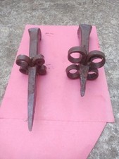 Antica incudine a gradino battifalce (Coppia) per falce erba. Ferro forgiato.