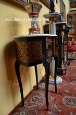 Comodino-tavolino a fagiolo ebanizzato con piano in marmo stile Luigi