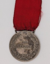 Medaglia italiana con nastro rosso “Al Merito” con corona d’alloro