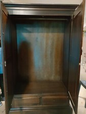 Armadio in legno a due ante