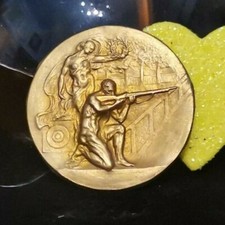 VECCHIA DISTINTIVO MEDAGLIA PIASTRA VITTORIA UOMO FUCILE GUERRA 