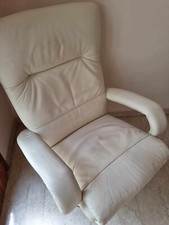 Poltroncina in pelle bianca reclinabile