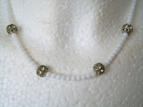 Collana vintage sfera bianca - a,