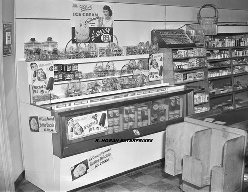 Vetrina azienda gelato - , in