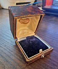 ANTICO PORTAGIOIE A PULSANTE PER ANELLO IN PELLE ROSSA E ORO INCISO/VUOTO