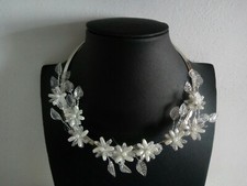  COLLANA RIGIDA IN ACCIAO CON APPLICAZIONE DELICATI FIORELLINI BC Resina