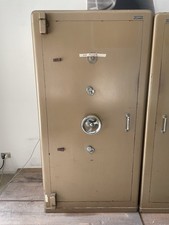 cassaforte anni60 da 1,5 tonnellate con combinazione e chiusura a tempo