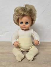 Simpatica bambola di plastica