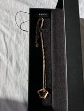 Collana Versace in oro con ciondolo testa di Medusa, con cristalli rosa