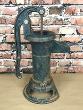 Antica pompa manuale per pozzi