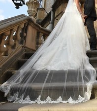 Abito da sposa completo di velo