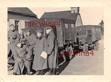 Soldati con camion Ford vanno