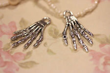 2 pezzi charm MANO DELLO SCHELETRO in metallo colore argento misura 3,5x2 cm