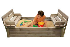 Sabbiera in legno massiccio SAND con chiusura e 2 panche, LP ca. 120x120cm.