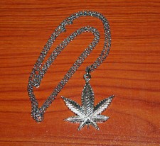 COLLANA LUNGA CON CIONDOLO A FORMA FOGLIA DI MARIJUANA ROCK UOMO IDEA REGALO