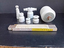 Isolatori elettrici vintage in ceramica bianca. In blocco 6 pezzi