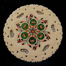 PIATTO IN MARMO BIANCO TRAFORATO E INTARSIATO IN PIETRE DURE. INDIA, SECOLO XX.