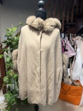 Cappotto di lusso in puro cashmere cammello con cappuccio e polsini in pelliccia di coniglio 