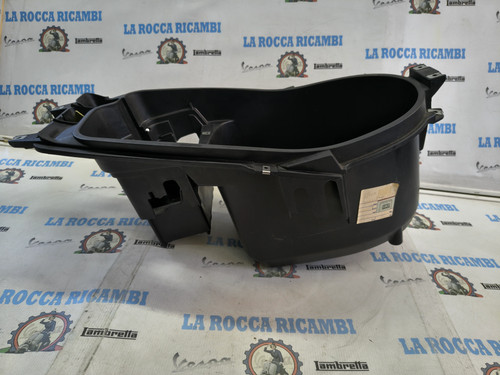 Vano portacasco sottosella