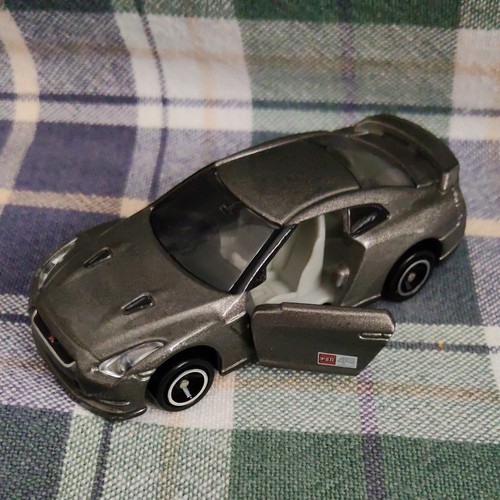 Tomica nissan gtr r35 - nissan,