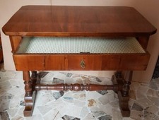 Tavolino bolognese in noce di inizio '900, con un cassetto e gambe a rocchetto