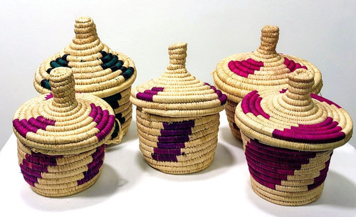 Cesti colorati con coperchio
