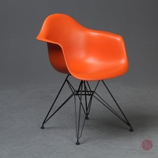 Vitra Eames Plastic Armchair DAR sedia da visita arancione ruggine Eiffel struttura nera