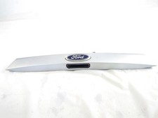 AV11-R43404-B MODANATURA PORTELLONE COFANO POSTERIORE BAULE CON STEMMA FORD B-MA