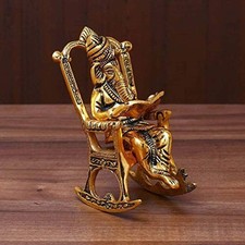 Ganpati seduto su sedia in