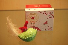 ROSSO REGALE - CAMPANELLA UCCELLINO con PIUMA col. VERDE - PORCELLANA - NUOVO -