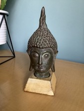 Testa di Buddha in bronzo tailandese su base in legno