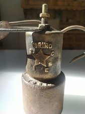Antica lampada a carburo da