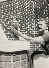 Bella donna anni 50 che tiene