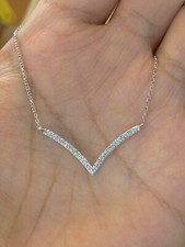 Collana con ciondolo barra a V