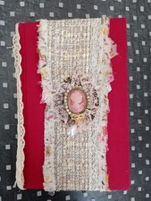 Giornale spazzatura con spilla