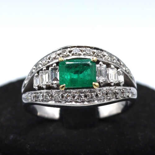 Anello con smeraldo - e, diamanti